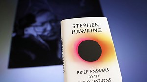 Sept mois après sa mort, l'ultime message de Stephen Hawking