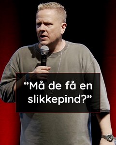 “Hvad fanden skal de have en slikkepind for? Vi HAR købt din pizza!!!" 🍕🍭 Oplever du også, at ungerne får tilbudt slik, når I henter takeaway? Det er ikke helt nemt at sige nej 😂 “Anden bringer ud” spillede for fulde sale i hele 2019, men hvis du endnu ikke har fået set showet, eller trænger til underholdning i en nederen Corona-tid, kan hele showet ses på anden.dk 🦆 👉 https://anden.dk/shows/anden-bringer-ud/ | Anders "Anden" Matthesen