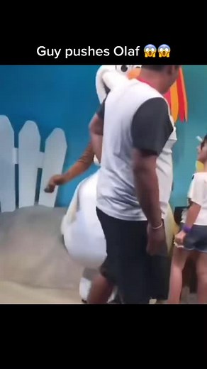 Poor Olaf! Cred may_o_nick_madas insta #disney #olaf #frozen #disneyparks #disneytiktok #disneyworld #disneyland #hollywoodstudios #disneytok