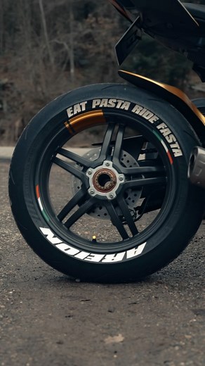 Furkan | Content creator on Instagram: "T’as déjà pu test l’efficacité des jantes carbones sur une moto ? J’arrive plus à m’en passer tellement le changement est impressionnant 😍 Équipement : Sony FX3 Sony 24-70mm GM2 Retrouve mes presets photo sur mon site, lien en bio #ducati #panigale #panigalev4 #bikefam #bikersofinstagram #superbikesgram #superbike #ducatigram #panigalers #motorcycle #sonyalpha #gmaster #bikefamily #streetfighterv4"