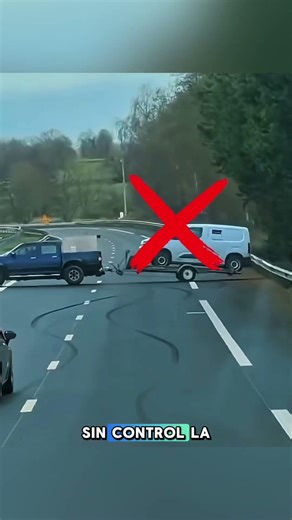 ¡Casi vuelca! 😱 Remolque fuera de control #SeguridadVial #Drivers #Accidente