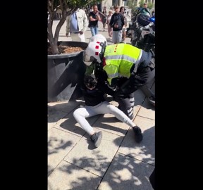 Thief instantly regrets targeting Chinese tourist who puts him in a CHOKEHOLD