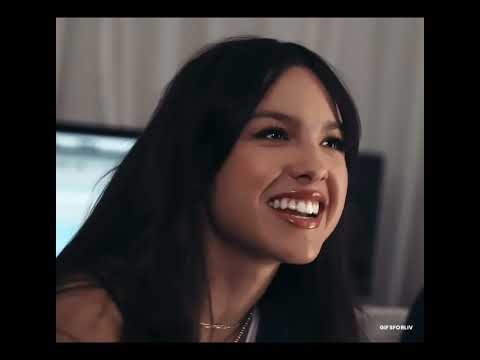 ✨Olivia Rodrigo smiling/laughing ✨