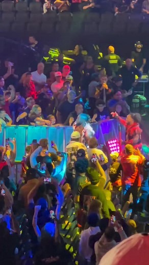 567K views · 3.9K reactions | It's a full house tonight! #WWERaw | WWE | Facebook