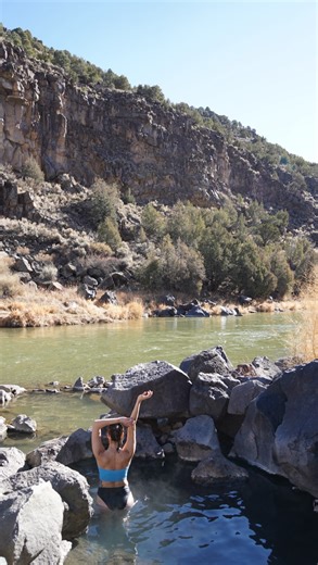 Tessa Jones - NEW MEXICO & TRAVEL on Instagram: "Black Rock Hot Springs in Taos is a place that instantly resets your nervous system. 😎 Along the Rio Grande Gorge, this natural hot spring feels raw, grounding, and deeply New Mexico. The contrast of steaming water, canyon walls, and the sound of the river moving fast beside you makes it feel like a small reward you actually have to earn—and that’s part of the magic. What to know: 😎Free, natural hot spring right along the Rio Grande 🥾Short but 