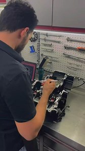 👉🏻Aplicação do lubrificante de montagem de motores Assembly Lube, realizada pelos nossos amigos da @finezrace @finezracemarilia garantindo o processo de montagem e partida segura e confiável do motor. ⠀⠀⠀ 🏆 Feitas somente com as melhores bases PAO/Ester a Red Line Oil oferece as melhores soluções em lubrificação e proteção para as peças do seu veículo em temperaturas altas e baixas, com confiabilidade e estabilidade. 🧪100% Sintética – Máxima performance #SemDicussão 👊⠀⠀⠀⠀⠀⠀ ⠀⠀⠀ Se você aind