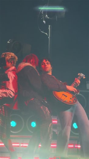 i’m laughing way too hard at this #lukehemmings #5sos #5secondsofsummer #everyonesastartour #everyonesastar @5 Seconds of Summer