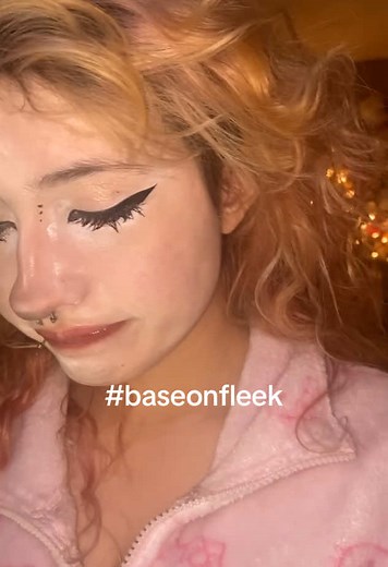 Can someone Teach me how to use setting powder right Pls I love being pale but Oh my god (it isn’t noticeable in person thank GAWD just on flashligjt)#help