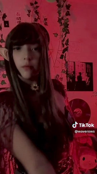 Cosplaying PearlescentMoon from Hermitcraft