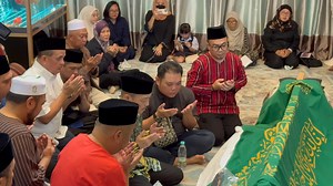 KOTA KINABALU, 5 Dis: Pengerusi BN Sabah, Datuk Seri Panglima Bung Moktar Radin, 66, meninggal dunia awal pagi Jumaat di Sebuah Hospital Swasta di Kota Kinabalu. Allahyarham menghembuskan nafas terakhir pukul 1.46 minit pagi selepas dimasukkan ke unit ICU berikutan keadaan kesihatannya yang dilaporkan merosot. Orang ramai mula berkumpul di kediaman Allahyarham di Luyang Kota Kinabalu sejak pukul 9 pagi tadi. Turut hadir di kediaman Allahyarham, Ketua Menteri Sabah, Datuk Seri Panglima Hajiji Noo