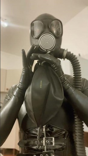 Setup of the rubber Gasmask #latex #rubberman #gasmask