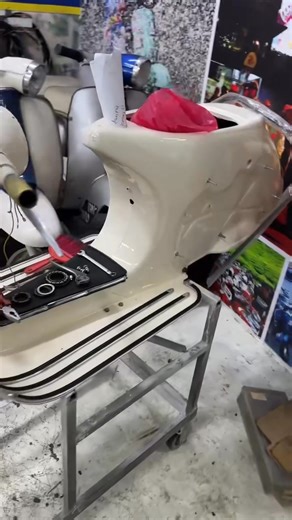 7.9K views · 166 reactions | Jenis kuku lantai ade model jobot super sprint px Nak tau apa beza tonton video ni sampe habis Sebarang pertanyaan Lanjut berkenaan alat ganti,restorasi,service dan penjualan vespa & royal alloy sila hubungi no yang tertera dibawah  Amir +60133101135 Haikal +60169208820 Beli di shopee https://s.shopee.com.my/5fd5bsawyr | Vespa empire enterprise | Facebook