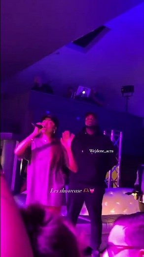 Wejdene lui donne son numéro sur scène