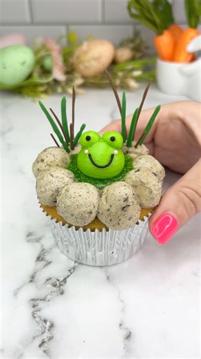 A frog in a pond 🐸🩷 I used Oreo buttercream for the little pebbles and chilled the cupcake before adding the jelly so it stayed clean and neat. I added some edible glitter to make the jelly sparkle ✨ Let the jelly fully set before adding your frog. The little reeds are made from candy melts 🍫🧁 #cupcake #jellycupcakes #frog #cakeart #cakedbyrach #cutefood #cupcakedecorating” | Caked By Rach