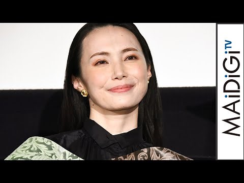美村里江、黒シャツ×華やかスカートで大人の装い