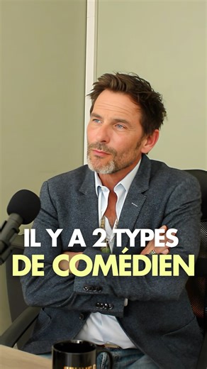 Pour moi, un comédien… c’est quelqu’un pour qui le « Je » n’existe pas. » 🎭 Il y a mille façons d’aborder ce métier : créer un personnage et le quitter en fin de journée… ou devenir ce personnage corps et âme, jusqu’à en disparaître soi-même. @sagamore_stevenin partage sa vision fascinante de l’acting : lire entre les lignes, s’exprimer par le corps plutôt que par les mots, et chercher l’essence invisible d’un rôle. 🎧 Écoutez l’épisode complet sur toutes les plateformes (Spotify, Apple Podcast