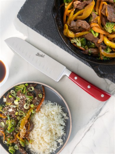 Transformá la experiencia en cada corte y disfrutá cada preparación con precisión y versatilidad. Los cuchillos Berkel te permiten lograr cortes ágiles y precisos en vegetales y carnes para recetas llenas de sabor y color. Cada detalle en la cocina hace la diferencia cuando tenés la herramienta correcta. Encontrá la colección Berkel en Auto Mercado y Vindi. #AutoMercado #Vindi Stir-Fry con carne y vegetales Porciones: 4 Ingredientes: 450 g de carne de res magra 3 cdas. de salsa de soya 2 cdas. d