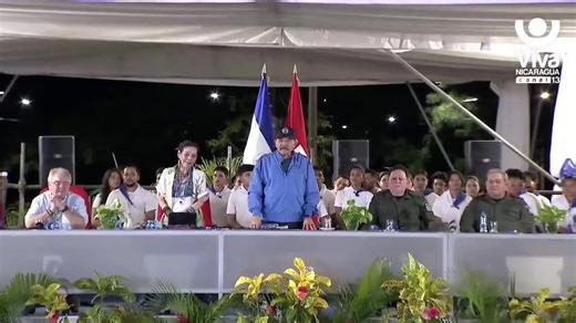 banda musical del instituto lanzas Guillermo de el departamento de masaya en el desfile presidencial con nuestro comandante Daniel Ortega savedra y nuestra compañera rosario Murillo felicito a la joven por su ardo talento y presentación muchas felicidades sigan así