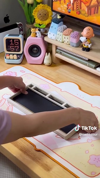 Neo75 CU, a new copper bottom keyboard ✨ I’m impressed with the build quality, sound, and design. Catch-ball cases and magnetic connectors are standard for QK/Neo, but the highlights here are the isolated bottom mount and copper/brass weight. It provides a balanced, clear sound. I experimented with different plates and foam/no foam setups to compare thocky and clacky sounds. The Neo75 CU comes in 12 top case colors with options for copper or brass bottoms.