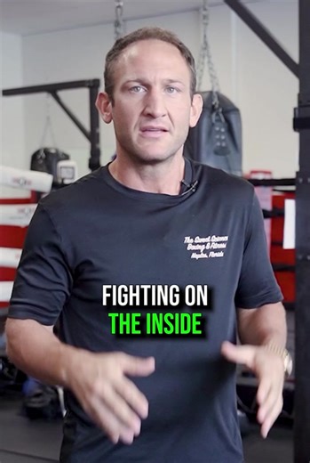 Fighting on the inside is one of the most underrated skills in boxing💯 Defensively you are able to smother your opponents punches making it difficultfor then to throw and taking power off of their shots🔥 Offensively it is important to use your shoulders and forearms to create distance for you to throw your own punches to land🥊 #billylyell #fridaynightfights #thesweetsciencenaples #thesweetsciencecapecoral #thesweetscienceestero #boxing #boxingcoach #boxingtips #boxingcoach #boxinglife #inside