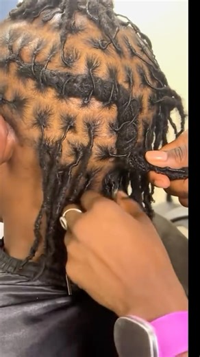 Atlanta Left Hand Locitian 💜 on Instagram: "This video is going crazy on TikTok so I dropped it here 🤝🏾💜 This is perfect for clients who locs haven’t reached it’s potential thickness & no this isn’t tight .. with me using the Marley for the inside of the barrell I’m literally just wrapping her locs around it …. When she take her barrell down the Marley hair will slide right out !!! Grab you some Marley hair and make your clients confidence shoot through the roof 🙂‍↔️ #atllocs #atllocstylist