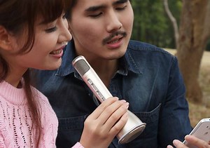 Family show their love of music, singing happily with K068 bluetooth speaker microphone | Shenzhen Teana Technology Co., Ltd
