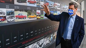 Die Bänder bei Audi in Ingolstadt starten wieder! Ministerpräsident Dr. Markus Söder bei seinem Besuch im Audi-Stammwerk: „Die Automobilindustrie ist für Bayern systemrelevant. Wir wollen eine Innovationsprämie für moderne umweltschonende Motoren. Dieser Impuls stärkt den Klimaschutz und sichert Arbeitsplätze.“ | Bayern.de