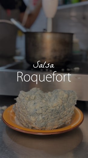 ¿Quieres una salsa de roquefort cremosa, y potente? Kinete te enseña a hacerla 🧑‍🍳 Perfecta para lo que tú quieras: 🥩 carnes 🥗 ensaladas 🥪 o nuestro querido sándwich Jacaranda… Que, por cierto, ¡vuelve este finde a Surban! 💥 Pan de escándalo, carne jugosa y esta salsa de roquefort que lo une TODO. ¿Te animas a hacerla en casa o vienes a probarla como debe ser? Guarda este Reel si eres team queso fuerte 🧀 Y vente este finde a probar el Jacaranda antes de que se acabe. #SalsaRoquefort #Jaca