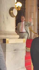 171K views · 530 reactions | Kevin Spacey looks sharp in a very rare sighting in New York. In a recent interview with The Telegraph, Spacey said he ‘literally has no home.’ The Oscar winner is currently living out of hotels and Airbnb rentals as he hopes Hollywood gives him another chance. () Elder Ordonez #KevinSpacey #reelsvideo #facebookviral #fashion #photo #trendingnow #photography #love | Elder Ordonez | Facebook