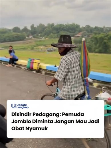 Di sela aktivitas jualan, seorang pedagang ini justru bikin heboh karena sindiran khasnya ke seorang pemuda jomblo. Dengan wajah santai dan nada bercanda, ia berkata, “Jangan mau jadi obat nyamuk, Dik.” Sontak, suasana jadi pecah. Candaan ringan itu malah terasa menohok bagi banyak warganet. Komentar pun langsung ramai. Ada yang ngakak, ada juga yang bilang, “Gue banget nih.” Sekali lagi, dunia maya membuktikan: humor receh yang relate itu nggak pernah gagal bikin viral. Source: semaranghitshitz