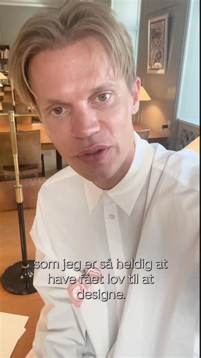 Køb årets ikoniske Støt Brysterne sløjfe designet af Soeren Le Schmidt. Så støtter du alle berørt af brystkræft – og deres pårørende. Hold øje med sløjfen, der hvor du handler 🎀 | Støt Brysterne