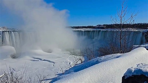 Les légendaires chutes du Niagara partiellement gelées offrent une vue imprenable