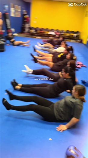 No importa si no tienes experiencia ✨ Hoy es un nuevo comienzo. Un nuevo año, una nueva oportunidad para volver a intentarlo. 💫 Atrévete a salir de la rutina, a moverte, a creer en ti. Ven a entrenar con nosotras, a aprender, a fortalecerte por dentro y por fuera. 🔥 Cada clase es un paso más hacia tu mejor versión. Aquí no compites con nadie, solo contigo misma… y cada día avanzas un poco más. 🖤 Carbon Combat System Donde el ejercicio se transforma en motivación, energía y diversión. Empieza 