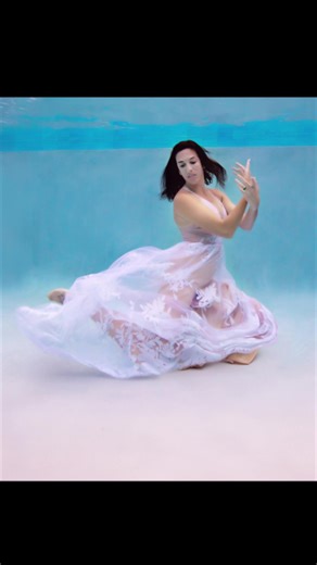 Underwater posing PDF now available at beneaththesurfaceworkshops.com @Ikelite @canonusa @GoPro @gopro_world_official #underwaterphotography #posingguide #learnunderwaterphotography #beneaththesurface