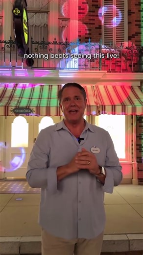 🏰 香港迪士尼樂園度假區 喺今晚同大家分享《迪士尼星夢光影之旅：星空派對》（"Momentous: Party in the Night Sky"）幕後製作花絮。夜間匯演將首次由「奇妙夢想城堡」延伸至整條「美國小鎮大街」，當中用上八種多媒體特效，包括立體光雕投影、無人機表演、水幕投影、噴泉水柱、火焰、激光、舞台燈光和煙火效果，為日夜連場嘅20週年派對綻放最難忘一幕！ 🎉 Hong Kong Disneyland Resort shared a behind-the-scenes look at “Momentous: Party in the Night Sky” tonight — a dazzling nighttime spectacular created for the Resort’s 20th Anniversary Celebration. For the first time ever, the show will extend beyond the Castle of Magical Dreams to span the entire Main Street, 