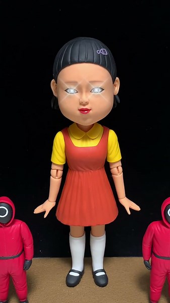 Handmade Clay Bobbleheads vs. Squid Game Doll – A Thrilling Red Light, Green Light Battle!