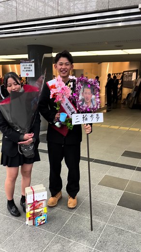 サプライズ動画: 高校卒業式での感動的な贈り物とサプライズについて