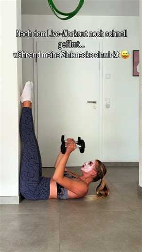 Nach dem Live-Workout wollten einige von euch die Übung mal von der Seite sehen. Also schnell nochmal gefilmt 😅 Ja… mit Zinkmaske im Gesicht. Effizient muss man seine Zeit ja nutzen. Ich hoffe, so erkennt man die Bewegung besser. PS: Der rote Rücken kommt von meiner Akupressurmatte vorher. Seitenansichten öfter zeigen? #fitnesszuhause #fitmom #homeworkout #workoutideen #realfitness