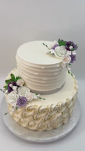 2 tier wedding cake #o4cake #pastelero #cakedecorator #cakelife #cakedecorating #cakesoftiktok #megusta #pasteleriacreativa #icing #betun #buttercreampassion