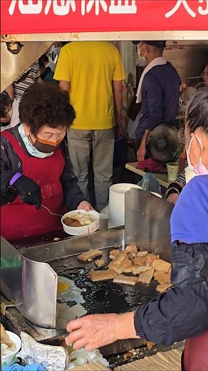 台灣傳統美食，在地的古早味煎粿，純米手工製作油蔥粿！生意很好假日需要排隊！60 年只賣這一味！