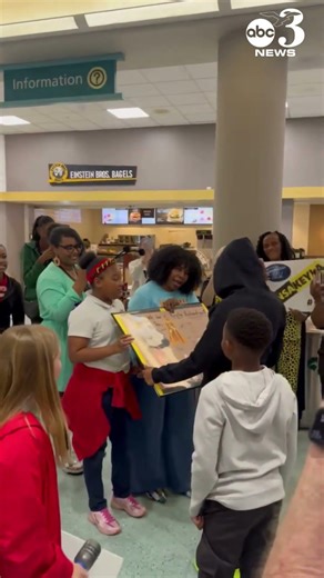 Keyla Richardson returns home to crowd at Pensacola airport following American Idol run