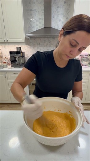 Let’s try to make a pumpkin cake using pumpkin puree and a cake mix!