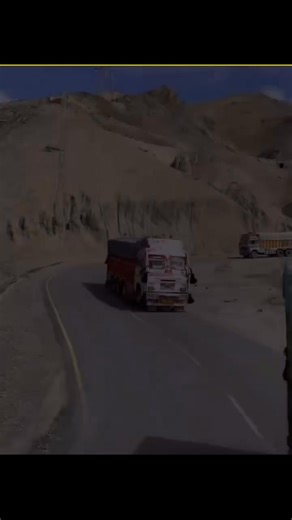 A Truck Driver's Idea That Changed the Shipping World 😨 This short video explains how a simple idea from a truck driver transformed global shipping work forever. Before 1956, loading ships was slow, expensive, and inefficient. Everything changed when standardized shipping containers were introduced. This innovation reduced shipping costs dramatically, made work faster, and helped shape the modern world economy. From everyday products to modern technology, most of what we use today mostly depend