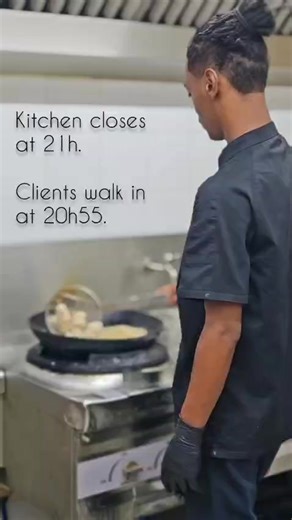 Quand le client rentre à 20:55 alors que la cuisine ferme à 21:00 😅🍽️ Le chef : “On ferme…” Le client : “Juste un petit plat rapide…” 👀 Tag un ami qui fait toujours ça 😂 #RestaurantLife #KitchenClosingTime #funny #jokes #mauritius🇲🇺