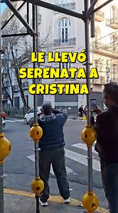 Un compañero le llevó serenata a Cristina en San José 1111. Y le cantó una hermosa canción, aparentemente de su autoría. Porque no la encontré en toda internet. ¡Felicitaciones compañero, te aplaudimos de pie! ✌🏽✌🏽🇦🇷 | Javier Monge