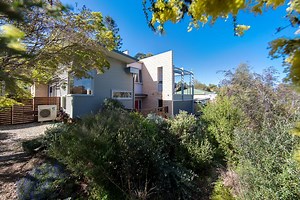 HUGE PRICE DROP! FOR SALE - ALBURY - 506 Thorold Street $695,000 ARCHITECT DESIGNED ECO - FRIENDLY HOME Architecturally designed over a period of 18 months by Amber Jack, with careful consideration and meticulous commitment to its environmental sustainability 506 Thorold Street is perched upon the western side of Albury’s Monument Hill, maintaining both a spectacular outlook, as well as a truly independent design. A strong statement of modern 21st century living, fused with Japanese aesthetic of