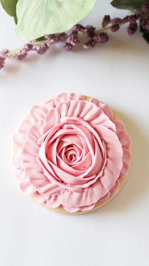 16 reactions | Learn to make Royal Icing Flowers! Classic florals are perfect for all occasions including weddings, baby showers, Mother’s Day and birthdays! My three day Simple Florals Cookie Challenge teaches you consistency, decorating, piping and more in a laid back atmosphere. Get in for less than twenty bucks here ~ https://www.sweetandsaucylife.com/simpleflorals/ | Sweet & Saucy Life | Facebook