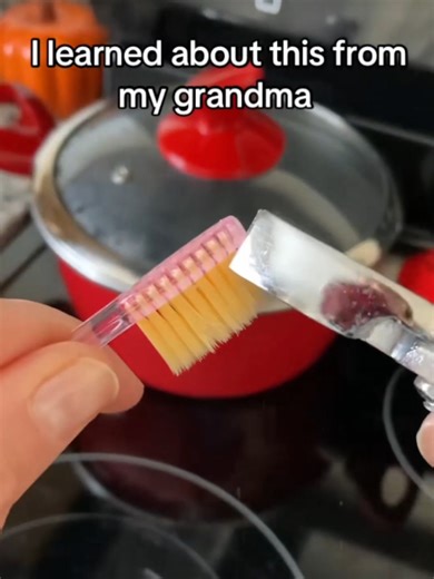 She melted her toothbrush... Video Credit: mama.knows.best (TikTok) #fyp #foryou #forupage #cringe #lifehack #comedy #funny