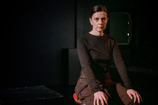 A La Scala Paris, dans « Croire aux fauves », la comédienne Constance Dollé entre femme et ours