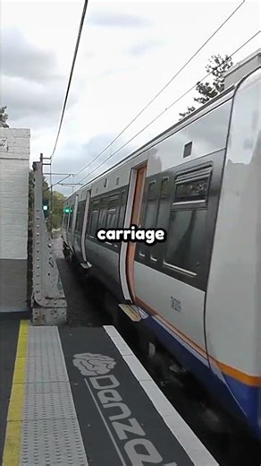 The class 378 originally started with 3 carriages